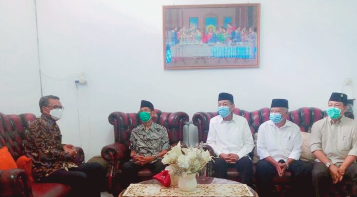 Disela-sela Kunjungan Kerja, Nurdin Abdullah Kunjungi Kerabatnya Ishak Bitticaca Prof Nurdin Abdullah