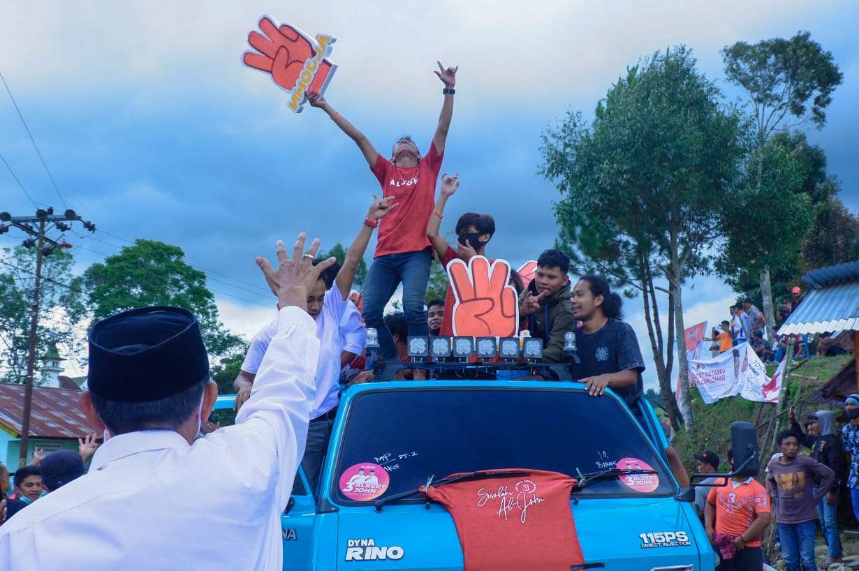 Unik, Paslon Al-John Di Antar Milenial Tana Toraja Menuju Lokasi Debat