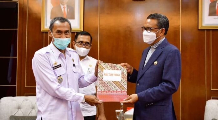 Sekda Semuel Tande Bura Dipilih Gubernur Prof Nurdin Sebagai Plh Bupati Tana Toraja Sekda Samuel Tande Bura terima SK Plh dsri Gubernur Sulawesi Selatan Prof Nurdin Abdullah