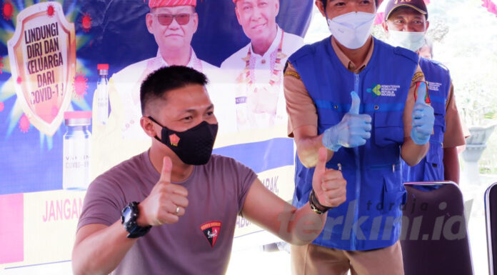 Orang Pertama Divaksin Covid-19 Tana Toraja, Sarly Sollu: Vaksin Payungku, Ayo Ikut Vaksin