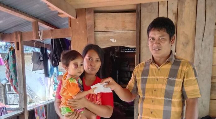Berikan Dukungan Moril, Agustinus Patinggi Kunjungi Aura, Balita yang Derita Tumor Mata Agustinus Patinggi, Anggota DPRD Tana Toraja