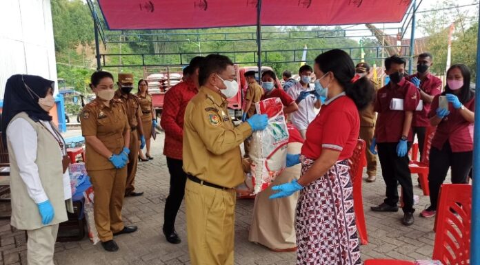Serahkan Bantuan PPKM, Ombas Tegaskan Bantuan Harus Tepat Sasaran Bupati Toraja Utara Yohanis Bassang