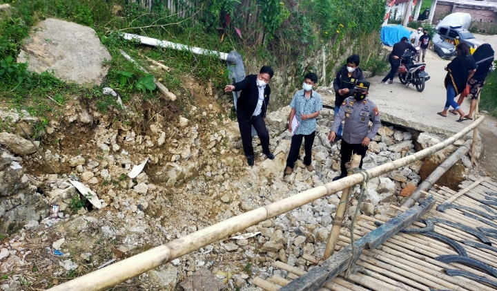 Ketua DPRD Tana Toraja Turun Langsung Tinjau Jalan Putus di Masanda