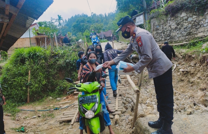Ketua DPRD Tana Toraja Turun Langsung Tinjau Jalan Putus di Masanda