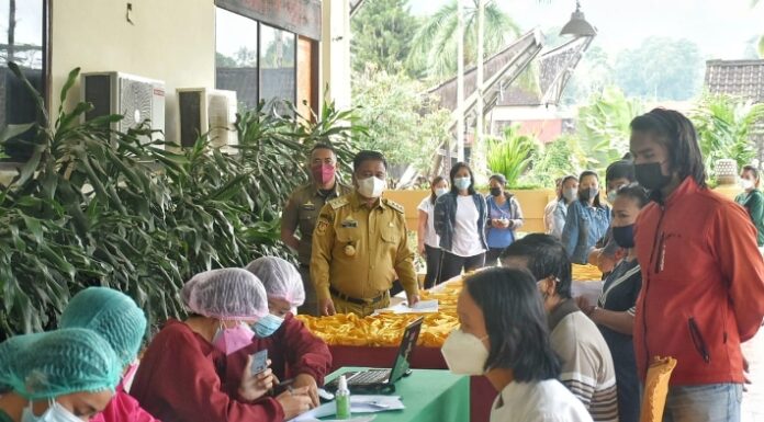 Pantau Pelayanan Vaksinasi, Bupati Toraja Utara: Layani Semua Masyarakat Sampai Vaksin Habis Ombas Toraja Utara