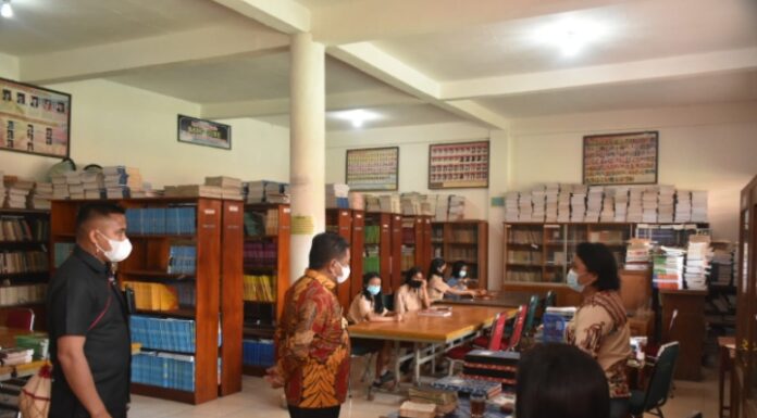 Tinjau Proses Belajar Mengajar, Bupati Pastikan Protokol Kesehatan Bupati Toraja Utara Yohanis Bassang