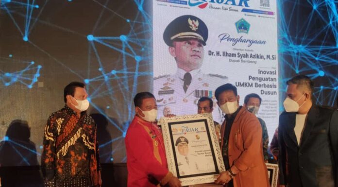 Inovasi 'Kantor Bupati Mobile', Bupati Torut Terima Penghargaan di HUT Fajar ke-40 Bupati Torut Yohanis Bassang