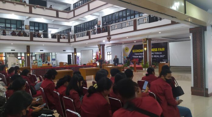 Manager KSP BALO'TA Sosialisaikan Pentingnya Berkoperasi di Kampus UKI Toraja